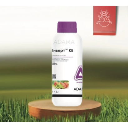 Бутылка инсектицида Insepr™ KE на деревянной подставке на фоне травы - Инверт