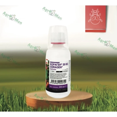 Бутылка с инсектицидом Кораген 20 на деревянной подставке на фоне травы.