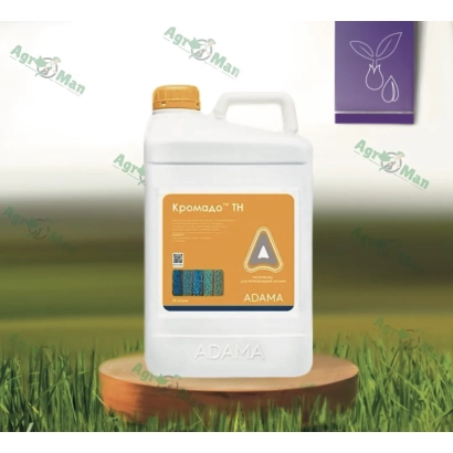 Белая канистра с этикеткой Кромадо ТН на деревянном подставке на фоне травы