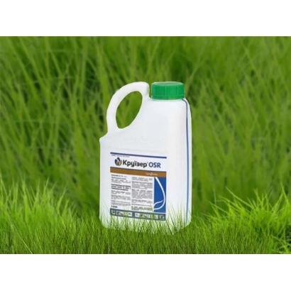 Бутылка с инсектицидом Круизер ОSR 322 FS на фоне травы