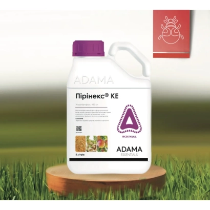 Бутылка с инсектицидом Пиринекс® KE на деревянной подставке на фоне травы - ПИРИНЕКС 25 МК С