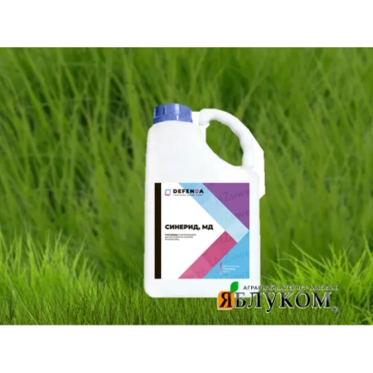 Бутылка с инсектицидом Синерид на фоне зеленой травы