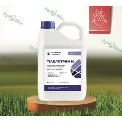 Бутелка з інсектицидом ТІАКЛОТРИН-М на дерев'яній підставці на фоні трави