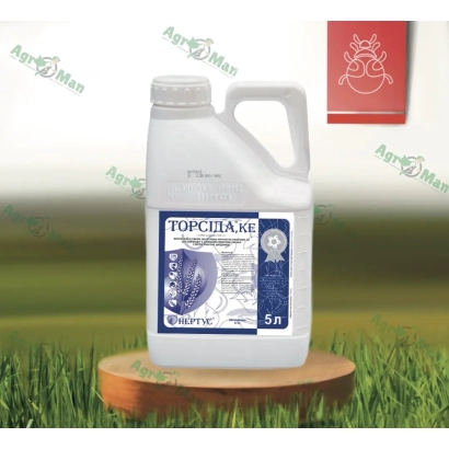Бутелка з інсектицидом ТОРЦИДА-КЕ на дерев'яній підставці на фоні трави - Торсіда