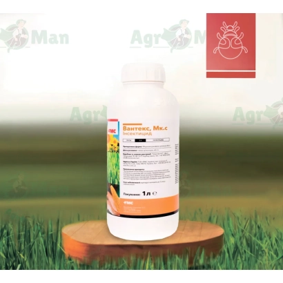 Бутылка с инсектицидом Вантекс на деревянной подставке на фоне травы