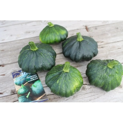 Зеленые кабачки на деревянной поверхности с пакетиком семян БУТУЗ