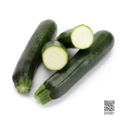 Три кабачка на белом фоне, один разрезан пополам - Калазина