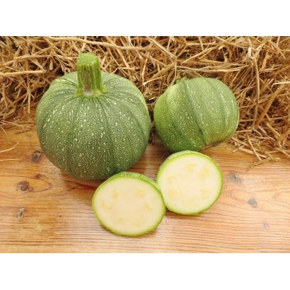 Кабачок Тинторетто на деревянной доске с срезанным куском