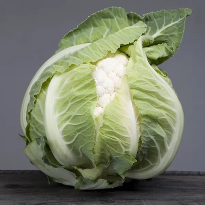 Свежая капуста Ардент на деревянной поверхности