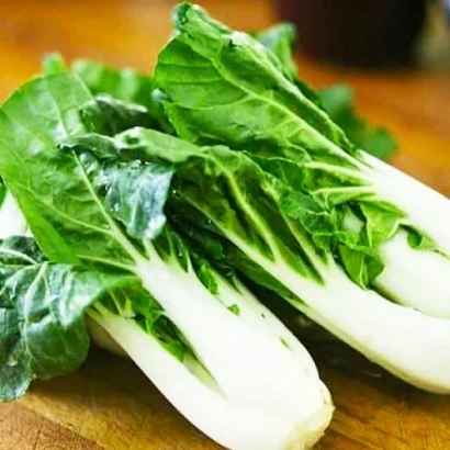 Свежая капуста ДЖОЙ ЧОЙ | JOYCHOY на деревянной поверхности