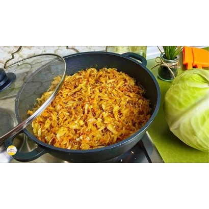 Салат з капусти в сковороді поруч із цілою капустою - Префект