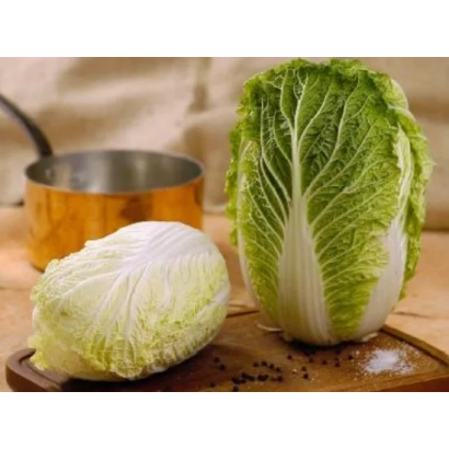 Свежая капуста на деревянной доске с ножом и сковородой на фоне - РИЧИ F1