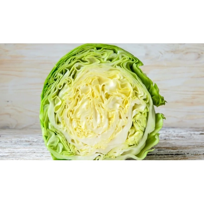 Свежая капуста, нарезанная пополам, на деревянном фоне - ТАГИЛ