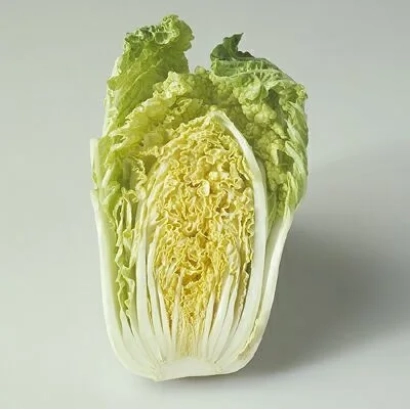 Свіжа капуста Вітімо F1, нарізана навпіл, на білому фоні