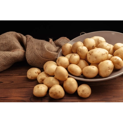 Корзина с картофелем на деревянной поверхности - АКРУКС