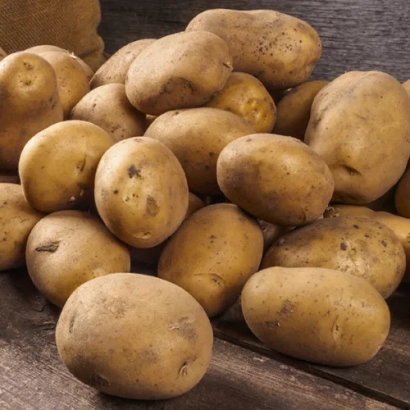 Картопля на дерев'яній поверхні - Фабула