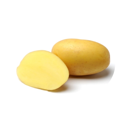 Два желтых картофеля, один разрезан пополам, на белом фоне. - Нандина