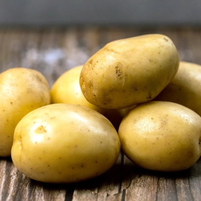 Несколько желтых картофелин на деревянной поверхности - Пондус