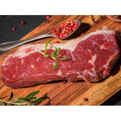 Свіжий шматок м'яса костряц на дерев'яній дошці з розмарином та перцем - Селяночка