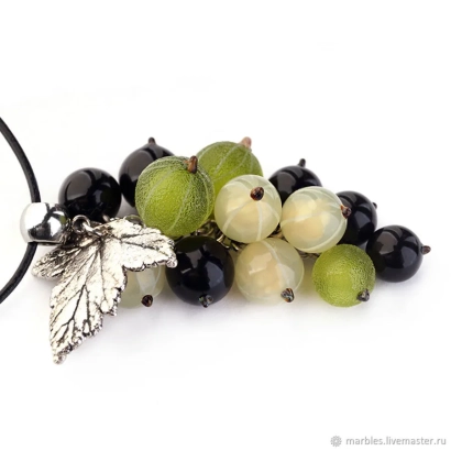 Кулон с кристаллами в форме крыжовника и серебряным листом