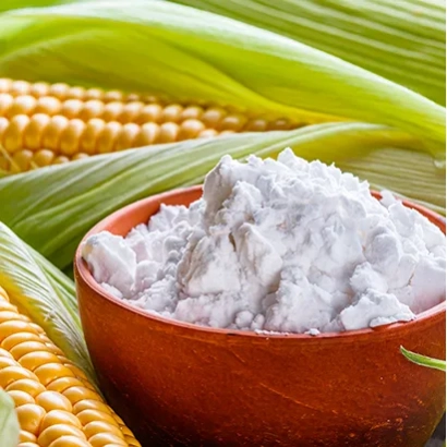 Коричневая миска с белой кукурузной мукой на фоне початков кукурузы и листьев - АЛЬБУС