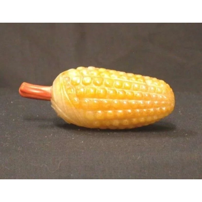 Желтая кукуруза сорта Династия на темном фоне