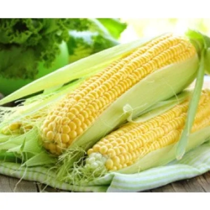 Кукуруза в шелухе на деревянной поверхности - Енерги Стар