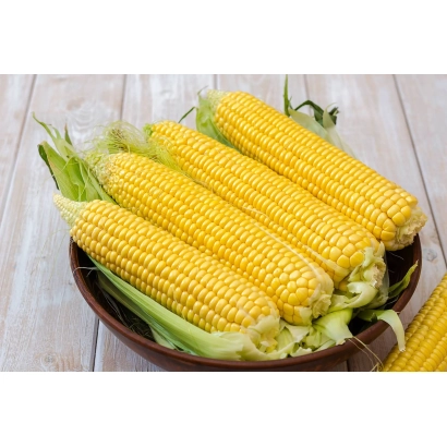 Кукуруза в початках на деревянной тарелке - Фармактос