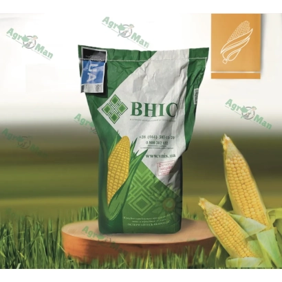 Пакет с семенами кукурузы на деревянной подставке на фоне поля - Гран 310