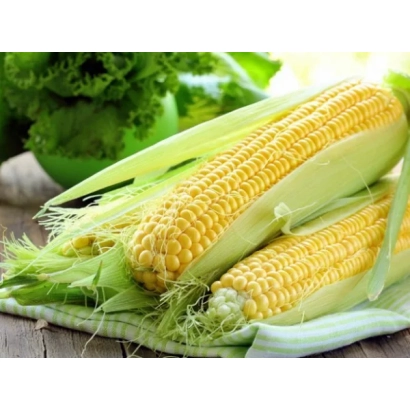 Свежая кукуруза в шелухе на деревянной поверхности - КОСЫНИЕР