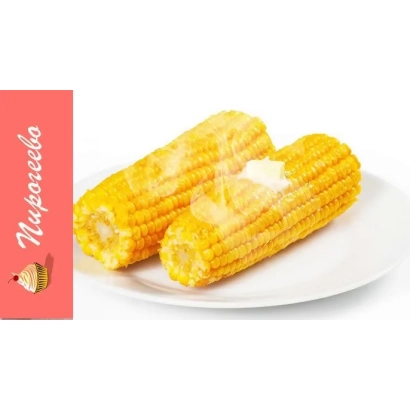 Два вареных початка кукурузы на белой тарелке с логотипом «Майское» слева. - НА 37 М