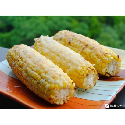 Три варені початки кукурудзи на помаранчевій тарілці - ПХВВНЙ