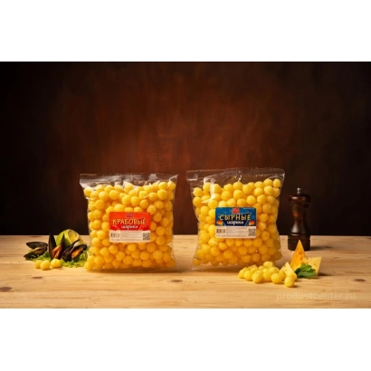 Два пакета желтой кукурузы с красной этикеткой на деревянной поверхности - РСК ГАРАНТ