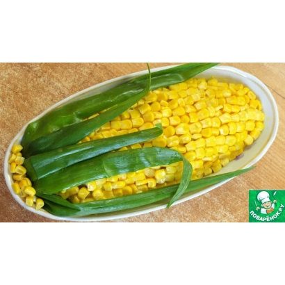 Свіжа кукурудза в колосах на білій тарілці - Т 2721 З