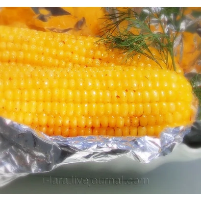 Желтая кукуруза на фольге с веточкой укропа - В 4121 З