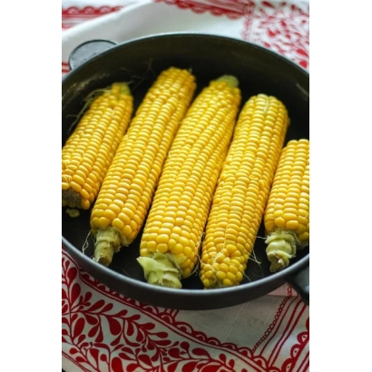Желтые початки кукурузы Ж 6463 З в черной сковороде на красном полотенце