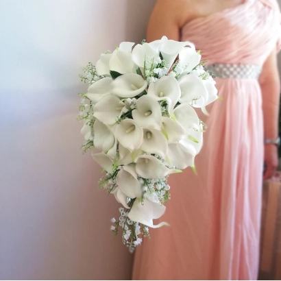 Букет из белых лилий в виде колокольчиков, держимый невестой в розовом платье. - СВАДЕБНЫЕ КОЛОКОЛА