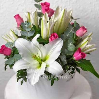 Букет из белых лилий и розовых роз в белой вазе - Валентина