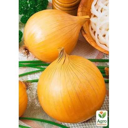 Свежий лук на деревянной подставке с зеленью и медом - Балада