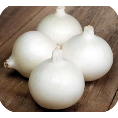 Группа белых луковиц на деревянной поверхности - Белла