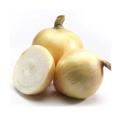 Свіжий цибуля Купідо, нарізана і ціла