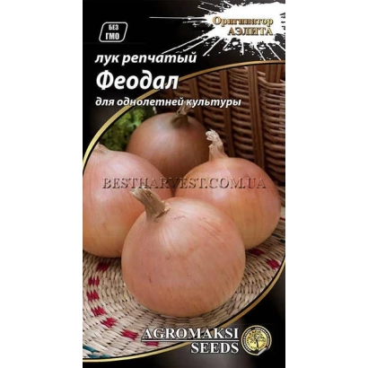 Пакет семян лука сорта Феодал на фоне плетёной корзины