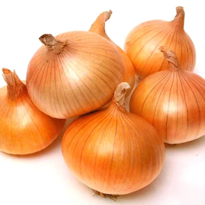 Горсть жовтих цибулин на білому фоні - Халіф