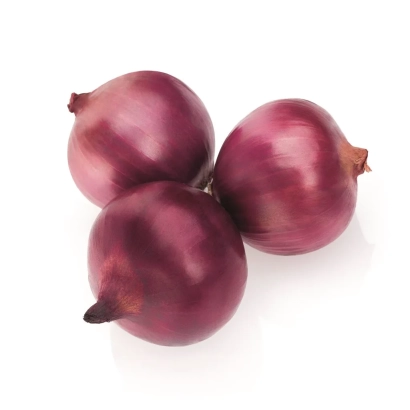 Три червоні цибулі на білому фоні - Р 4593