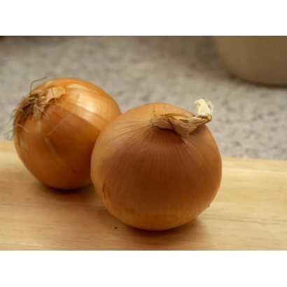 Два целых лука на деревянной поверхности - Рамбо