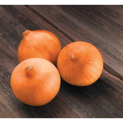 Три целых луковицы на деревянной поверхности - СПЭНИШ МЕДАЛЬОН