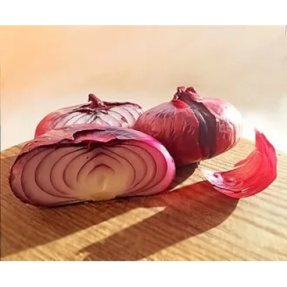 Красный лук на деревянной поверхности - Светоч