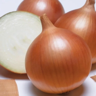 Свіжий цибуля Утреро, нарізана і ціла