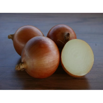 Свежие луковицы на деревянной поверхности - Валеро F1