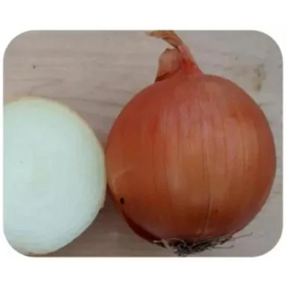 Две луковицы: одна целая красная, одна нарезанная пополам, на деревянной поверхности. - Зевс